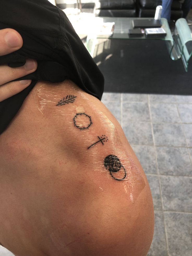 small tattoo ideas for men leg