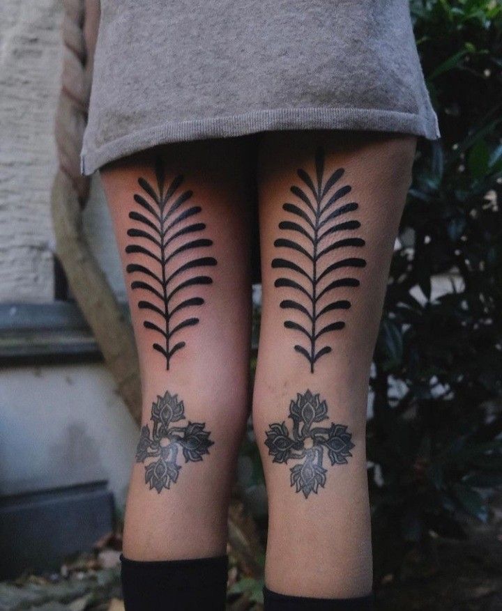 unique knee tattoo idea